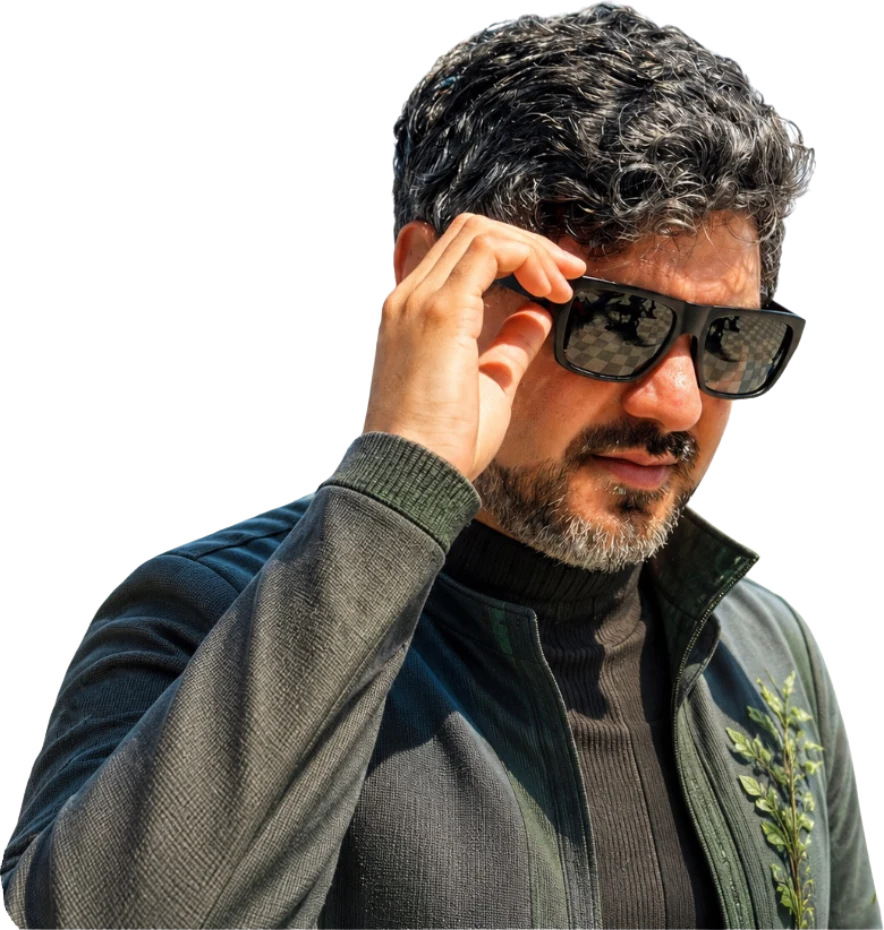 Jesús David ajustándose unas gafas de sol